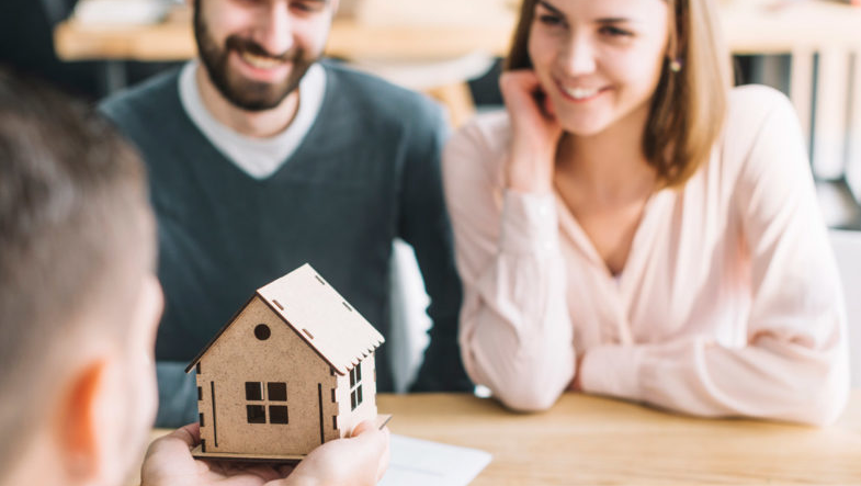 Aprende cómo realizar una diligencia antes de comprar una propiedad. Guía detallada para tomar decisiones informadas y mitigar riesgos.