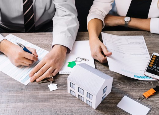 Descubre cómo evaluar una propiedad antes de hacer una oferta. Guía paso a paso para evaluar el estado, ubicación y valor de una propiedad.