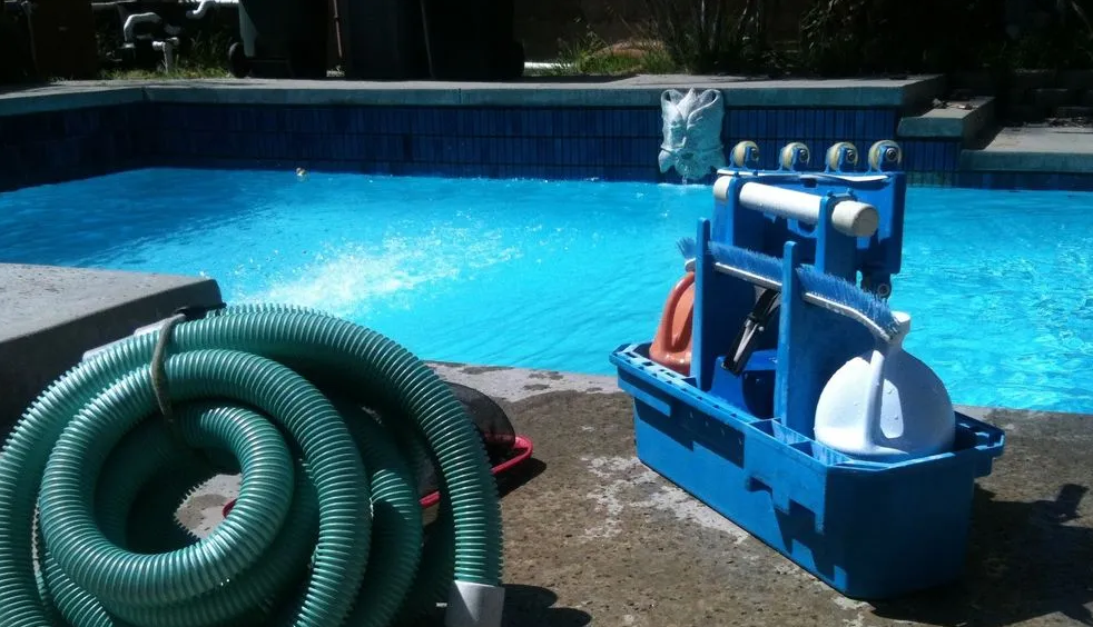 Descubre cómo mantener tu piscina en buen estado con esta guía detallada. Aprende a limpiar, equilibrar químicamente y garantizar la seguridad de tu piscina.